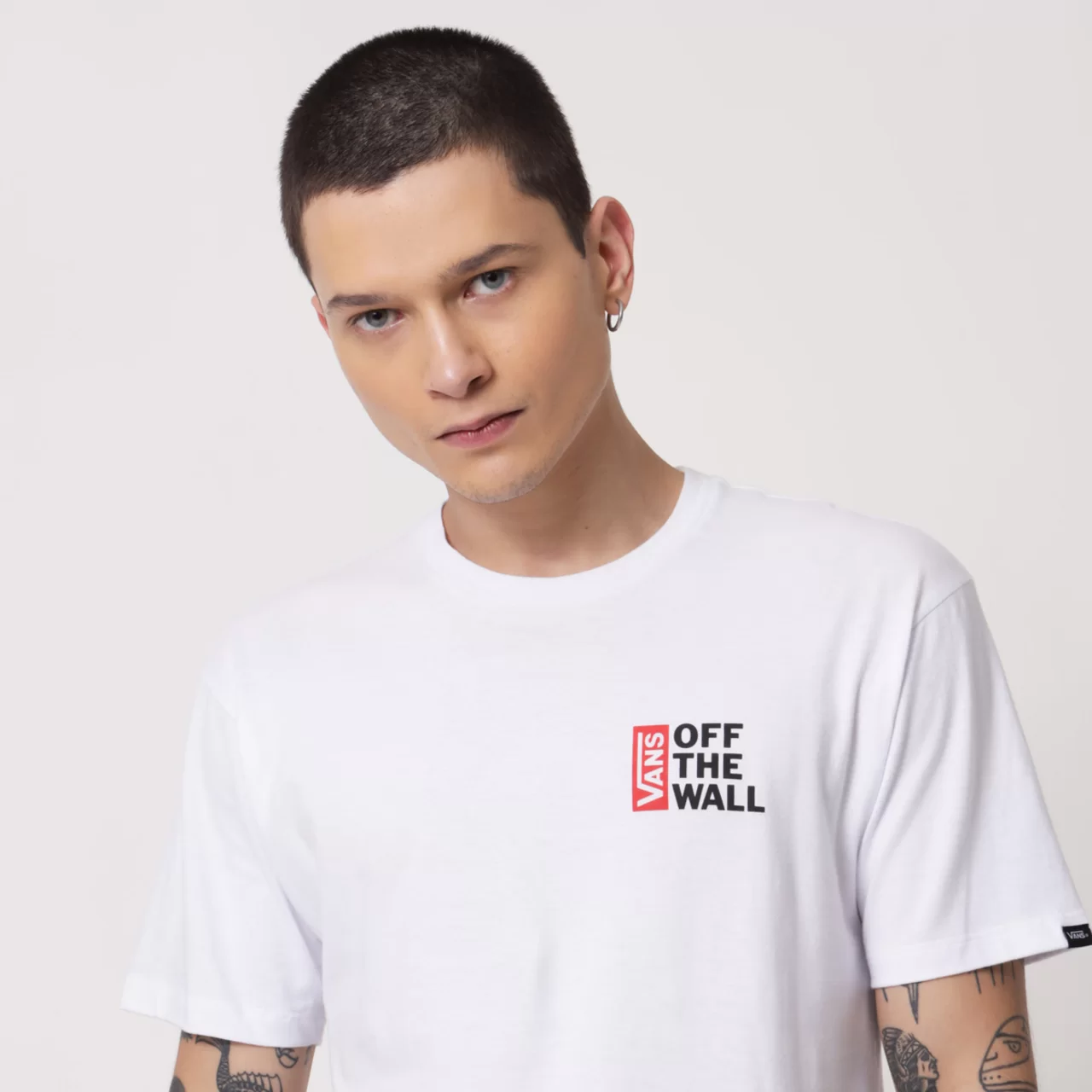 CAMISETA VANS OF THE WALL | BRANCA